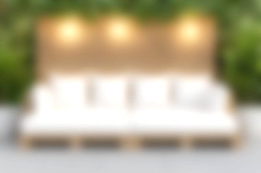 Bu resim modern bir kanepe ile donatılmış rahat bir açık hava dinlenme alanı içerir. Yeşillik ile çevrili, rahat ve sosyal toplanma için sakin bir yer sağlayan zarif yastıklar..