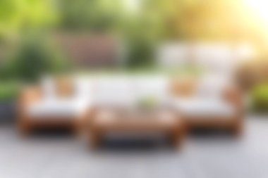 Bu görüntü, rahat bir oturma ve sıcak, davetkar bir atmosfer içeren modern bir açık alan yakalıyor. Rahatlama ve toplanma için ideal..