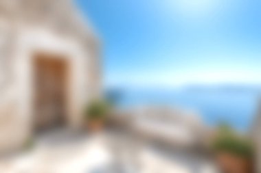 Mavi deniz ve uzak adaların çarpıcı manzarasıyla güzel bir terası olan sakin bir sahne. Seyahat ve rahatlama temaları için ideal.