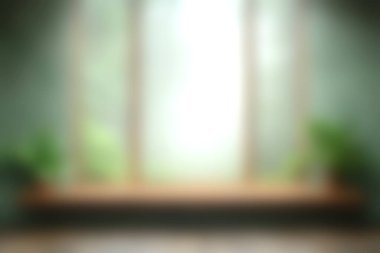 Bu yumuşakça bulanık görüntü, ahşap bir raftaki bereketli ev bitkileriyle tamamlanmış, doğal ışığın filtrelendiği sakin bir pencere sahnesini gösteriyor..