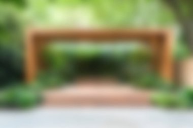 Tahta kemerli, canlı yeşillik ve yumuşak ışıkla kaplanmış, açık hava rahatlığı ve ilham için ideal, büyüleyici bir bahçe yolu keşfedin..