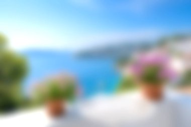 Yumuşak odaklı arka planı olan renkli çiçek saksılarının olduğu güzel bir kıyı manzarası. Sahne, deniz kıyısındaki sükunetin ve yaz mutluluğunun özünü yakalar..