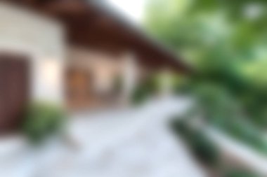 Sıcak ahşap aksanlar ve gür yeşillik içeren sakin bir açık hava inzivası görüntüsünde sükuneti hissedin. Rahatlamak ve kaçmak için mükemmel..