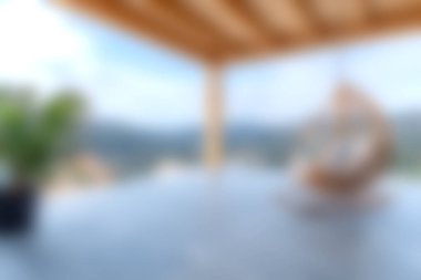 Tahta bir güverte, masa ve dinlenmek ve rahatlamak için ideal, çarpıcı dağ manzaralı sakin bir açık alanın tadını çıkarın. Yaz günleri için mükemmel..