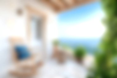 Doğal ışık ve okyanus manzaralı rahat bir balkon sahnesi rahatlama ve sükuneti davet ediyor. Yaz için ilham ve sükunet için ideal..