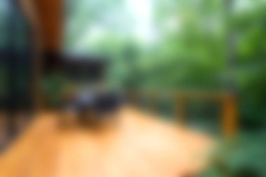 Bereketli yeşilliklerle çevrili sakin bir güverte, doğada dinlenmek ve keyif almak için rahatlatıcı bir atmosfer yaratır. Barışçıl geri çekilmeler için mükemmel..