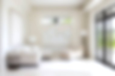 Bu resim, minimalist mobilyalar ve zarif tasarım unsurlarının yer aldığı doğal ışıkla dolu modern bir oturma odasını gösteriyor. İlham için ideal..