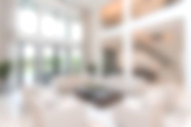 Doğal ışık, zarif mobilyalar ve minimalist bir tarzda sergilenen geniş ve modern bir oturma odası keşfedin. Davet edilen alan, şık bir ev atmosferi için karmaşıklıkla konforu harmanlıyor..