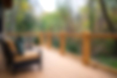 Konforlu bir balkonda ahşap korkuluklar ve rahat mobilyalar, yemyeşil ve sakin atmosferde rahatlatıcı bir etki yaratıyor. Huzurlu inzivalar için mükemmel..