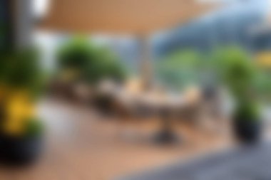 Bu davetkar açık hava yemek alanı, verimli yeşilliklerle çevrili modern mobilyaları serin bir atmosferde rahatlama ve sosyal toplantılar için mükemmeldir..