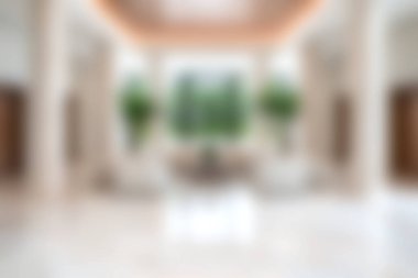 Zarif tasarım elementleri, doğal ışık ve yemyeşil bitkilerin yer aldığı modern bir lobi keşfedin. Misafirler için misafirperver ve dingin bir atmosfer yaratın..