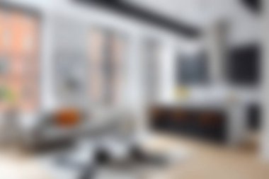 Parlak ve davetkar modern oturma odası rahat bir kanepe ve şık bir dekor içeriyor. Uzay, çağdaş tasarımı ve sıcak atmosferini vurgulayan doğal ışıkla dolu..