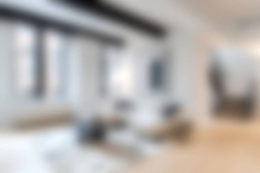 Konforlu mobilyalar, geniş pencereler ve çağdaş tasarım unsurlarının yer aldığı parlak ve modern bir oturma odası. Her evde rahatlama ve stil için mükemmel..