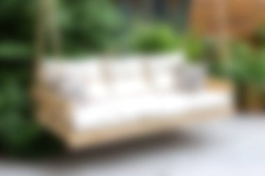 Yastıklarla bezenmiş, yemyeşil bir ortamda, sakin bir bahçe ortamında rahatlamak ve rahatlamak için mükemmel bir yer keşfedin..