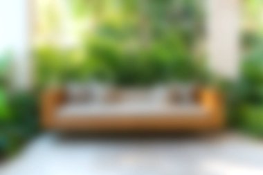 Huzurlu ve rahat modern bir kanepe, parlak, davetkar bir alanda yemyeşil, rahatlama ve şık bir yaşam için mükemmel bir alanla çevrilidir..