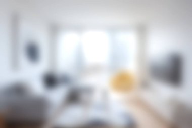 Parlak ve havadar modern bir oturma odasında minimalist bir dekor ve bol miktarda doğal ışık sergileniyor. Geniş ve davetkar atmosfer rahatlığı ve tarzı arttırır..