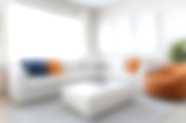 Bu parlak oturma odasında modern mobilyalar, yumuşak tekstil ve sıcak aksanlar, rahatlama ve stil için rahat ve davetkar bir ortam yaratıyor..