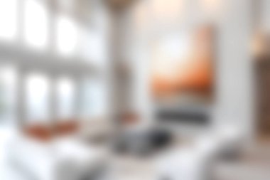 Bu rahat modern oturma odasında geniş pencereler var. Bol miktarda doğal ışık, zarif tasarlanmış mobilyalar ve çarpıcı bir çağdaş sanat eseri. Rahatlama ve toplanma için mükemmel bir ortam yaratıyor..