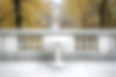 Arka planda bulanık bir sonbahar yeşilliği olan sakin bir park sahnesi huzuru ve huzuru çağrıştırıyor. Doğa severler ya da sonbahar temaları için mükemmel.