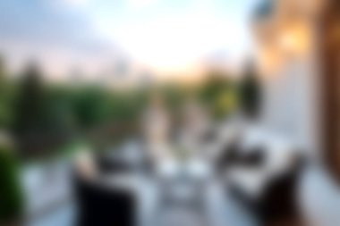 Rahat bir oturma ve akşam karanlığında doğanın hoş manzarasını içeren sakin bir bahçe sahnesi. Rahatlama ve sosyal toplantılar için mükemmel..