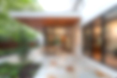 Bu güzel modern iç mekan, doğal ışık ve yeşilliğin alanı geliştirmesine olanak sağlayan geniş cam duvarlarla doğanın ve tasarımın kusursuz bir karışımını sergiliyor..