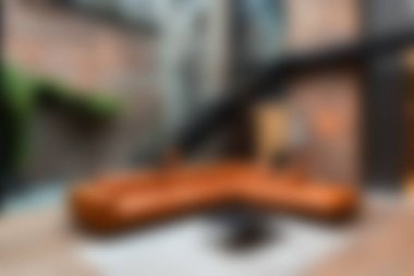 Bu resim, kahverengi deri koltuklu, modern dekorlu ve davetkar atmosferli rahat bir oturma odası yakalıyor. Rahatlamak için mükemmel bir ortam..