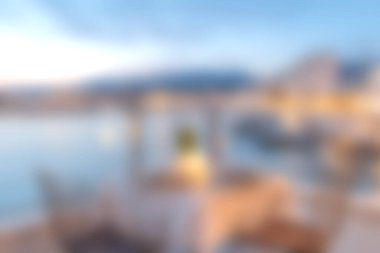 Sahil kenarında sakin bir akşam yemeği, rahat koltuklar ve güzel bir gökyüzünün altında huzurlu bir ortam. Rahatlamak ve rahatlamak için mükemmel..