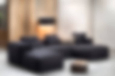 Modern, rahat bir oturma odasının zarafetini deneyin şık bir kanepe ve sıcak ortam aydınlatması, çağdaş iç tasarım için mükemmel..