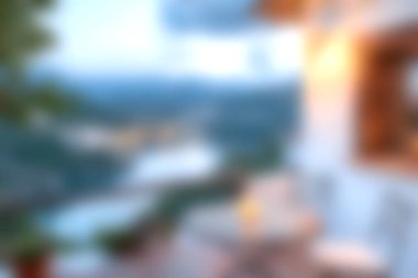 Bu huzurlu balkon manzarasının tadını çıkarın. Arka planda dağlar ve yumuşak sabah ışığı var. Rahatlamak ve kaçmak için mükemmel..