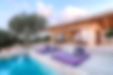 Bu resim dinlenme havuzu, rahat şezlonglar ve rahatlamak için mükemmel rahat bir atmosfer sunuyor..