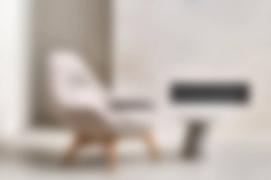 Güzel minimalist bir oturma odası, rahat bir koltuk ve şık bir kahve masası. Nötr tonlar dinlenmek ve ilham vermek için ideal sakin bir atmosfer yaratır..