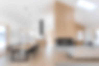 Ahşap elementler ve açık bir yaşam alanı tasarımı içeren parlak ve cezbedici modern bir iç mekan, rahatlama ve toplanma için mükemmel uyumlu bir atmosfer yaratıyor..