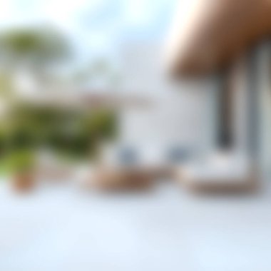 Bu resim, doğal elementleri şık mobilyalarla uyumlu hale getiren, rahatlamak ve rahatlamak için mükemmel bir açık hava yaşam alanı sergiliyor..