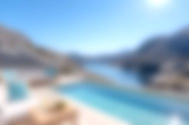 Bu çarpıcı görüntü, görkemli dağlar ve berrak mavi gökyüzü ile çevrili sakin bir su kütlesiyle pürüzsüz bir şekilde kaynaşan sonsuz bir havuza sahiptir..