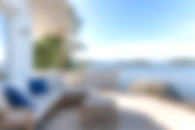 Parlak güneş ışığı ve rahat bir dinlenme alanı içeren sakin bir sahil inzivası keşfedin. Suyun kenarında dinlenmeye ve keyif almaya davet eden bir yer..