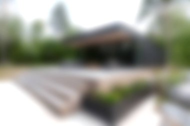 Bu resim modern ahşap bir deste sergiliyor, süslü bir çıkıntısı var, yemyeşil ile çevrili, açık hava rahatlığı ve sosyal toplantılar için mükemmel..