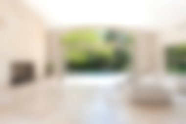 Berrak bir bahçe ve havuz manzaralı sakin bir oturma odası hayal edin. Doğal ışık rahatlamak için mükemmel bir ortam yaratır..