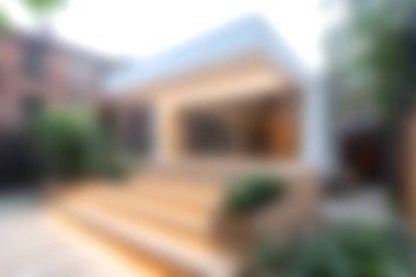 Canlı bir şehir manzarasında, geometrik şekiller ve bol miktarda doğal ışık içeren zarif bir modern mimari tasarım. Çağdaş yaşam için ideal.