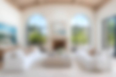 Geniş pencereli modern bir oturma odası geniş doğal ışık, şık mobilyalar ve zarif dekorasyon dengeleyici konfor ve sofistike.