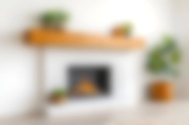 Zarif bir şöminesi ve dekoratif bitkileri olan güzel tasarlanmış bir oturma odası. Sıcaklık ve zarafet bu modern iç mekanı tanımlar, rahatlamak için mükemmeldir..