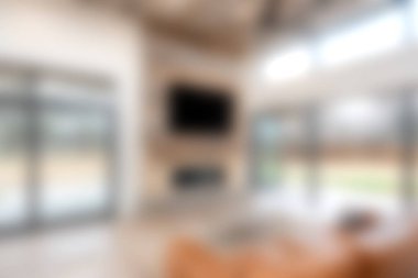 Güzel tasarlanmış, rahat mobilyaları, geniş pencereleri ve doğal ışıkla dolu davetkar bir atmosferi olan modern bir oturma odası. Rahatlama ve aile toplantıları için ideal..