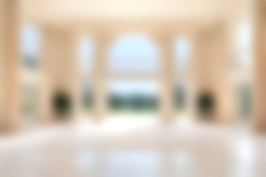 Geniş bir iç mekan. Geniş pencerelerden yayılan bol doğal ışık modern yaşam için ideal sakin ve davetkar bir ortam yaratıyor..