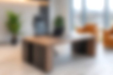 Huzurlu bir atmosfer için modern mobilyalar, doğal ışık ve yeşil bitkilerin yer aldığı güzel tasarlanmış bir oturma odası..