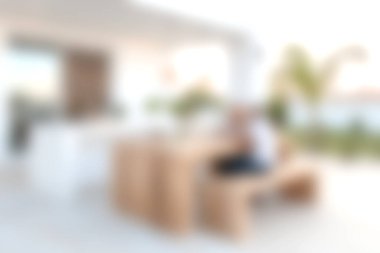 Bu güzel tasarlanmış açık hava yaşam alanı huzurlu bir ortamda rahatlamak ve sosyalleşmek için mükemmel konforlu bir dinlenme alanı içeriyor..