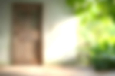 Yumuşak bir odak, yemyeşil yeşillik ve nazik ışıkla çerçevelenmiş kahverengi ahşap bir kapı yakalar. Huzur ortamı huzurlu bir atmosferi çağrıştırıyor, sakinliği davet ediyor..