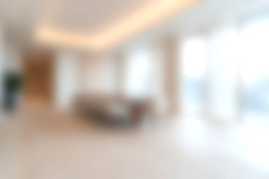 Geniş pencereli ve modern dekorlu parlak ve ferah bir oturma odası. Minimalist tasarım rahat bir atmosfer yaratıyor, rahatlama ve sosyal toplantılar için mükemmel..