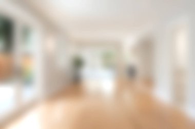 Doğal ışık ve minimalist dekorun yer aldığı, rahat ve davetkar bir ortam yaratan modern bir oturma odasının parlak ve ferah bir iç mekanı..