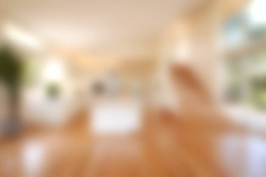 Bu resim, ahşap zemini, bol doğal ışığı ve rahatlama ve rahatlama için mükemmel bir davet planı olan güzel tasarlanmış bir yaşam alanını gösteriyor..