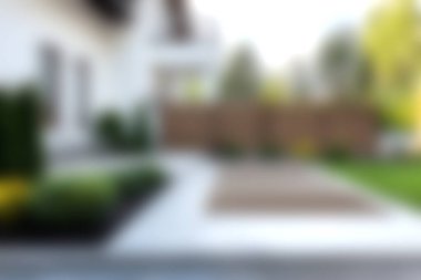 Bu resim güzel manzaralı bir dış mekan, bir patika, bahçe ve yumuşak arka plan bulanıklığı ile, sakin ve davetkar bir atmosferi gösteriyor..