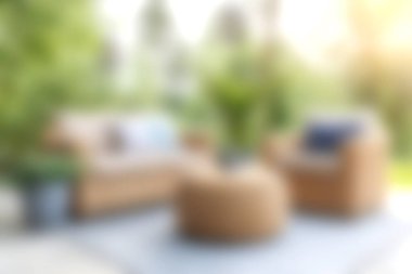 Rahat koltuklar ve yemyeşil, rahatlamak ve sosyalleşmek için mükemmel bir ortam ile çevrili zarif bir masa..